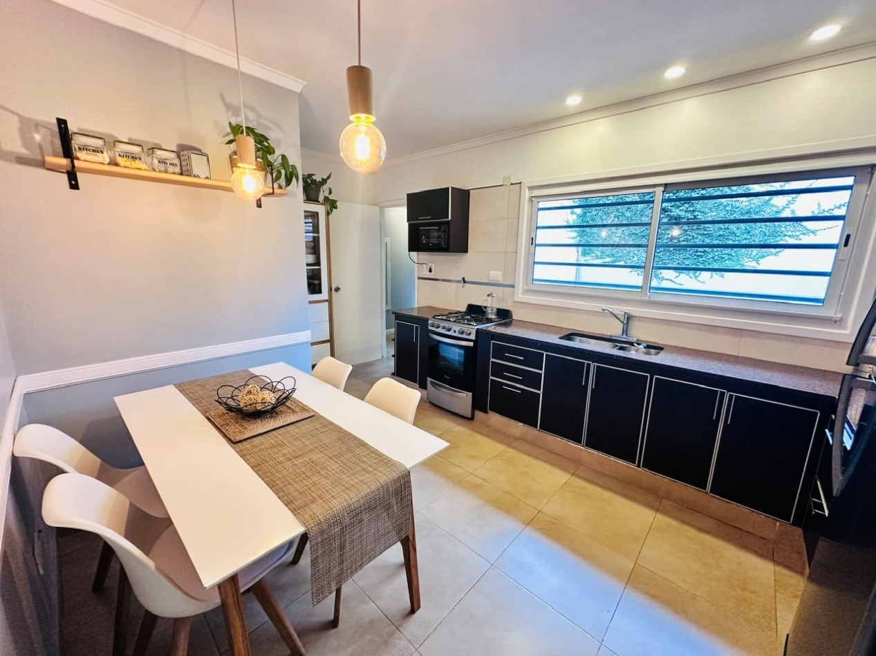 Casa moderna y reciclada de 5 ambientes barrio Chauvin
