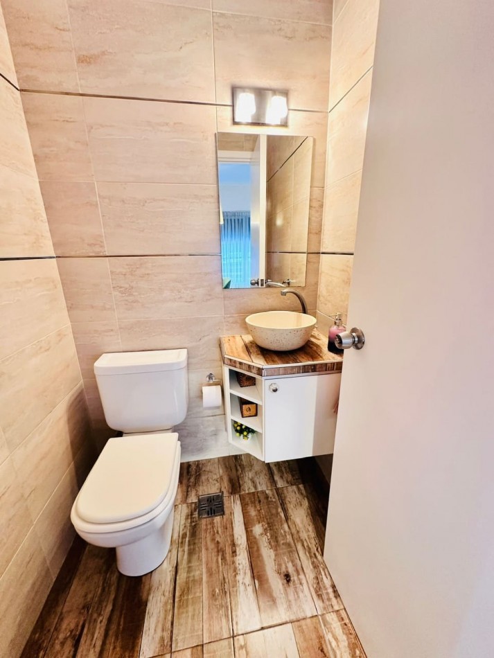 Casa moderna y reciclada de 5 ambientes barrio Chauvin
