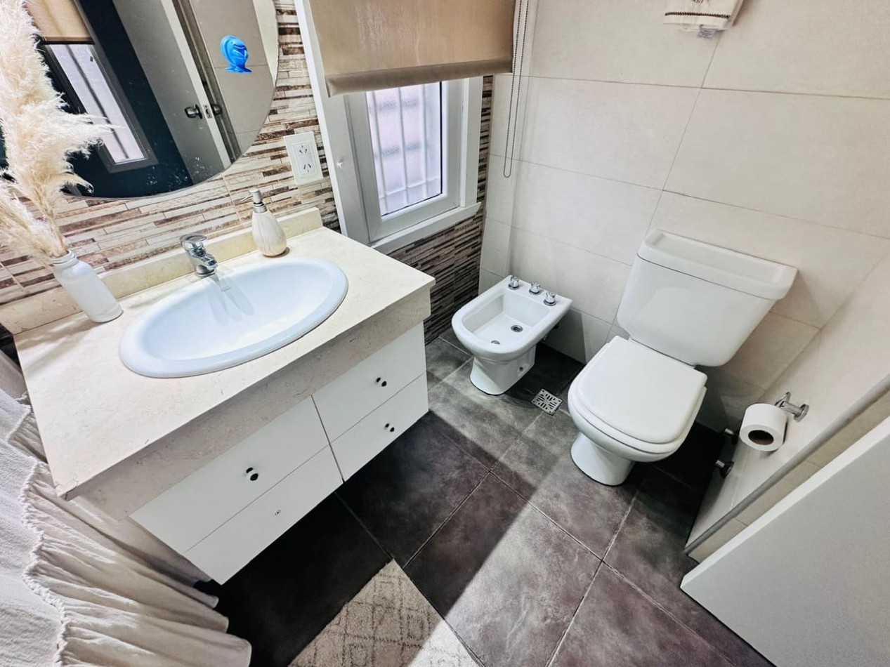 Casa moderna y reciclada de 5 ambientes barrio Chauvin