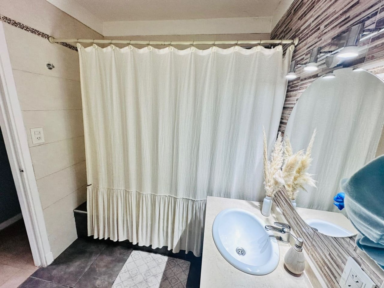 Casa moderna y reciclada de 5 ambientes barrio Chauvin