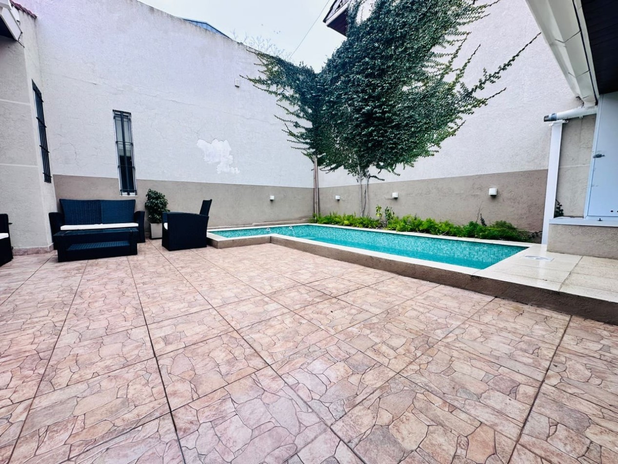 Casa moderna y reciclada de 5 ambientes barrio Chauvin