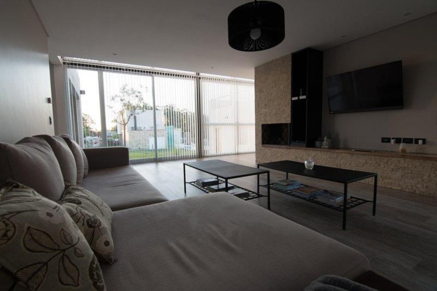 Casa contemporanea con 4 dormitorios barrio privado Arenas del Sur