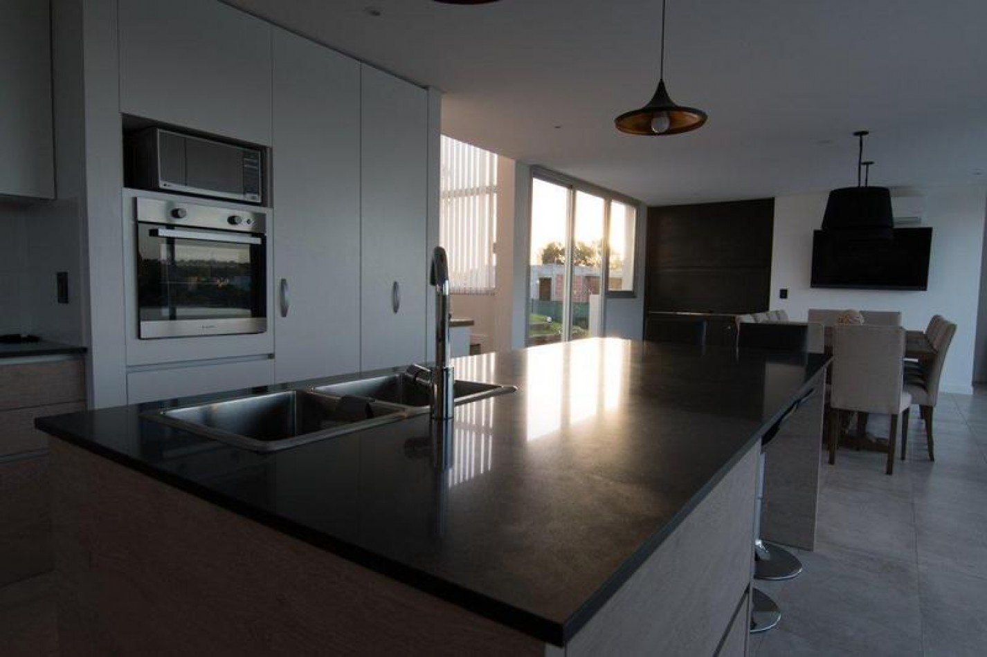 Casa contemporanea con 4 dormitorios barrio privado Arenas del Sur
