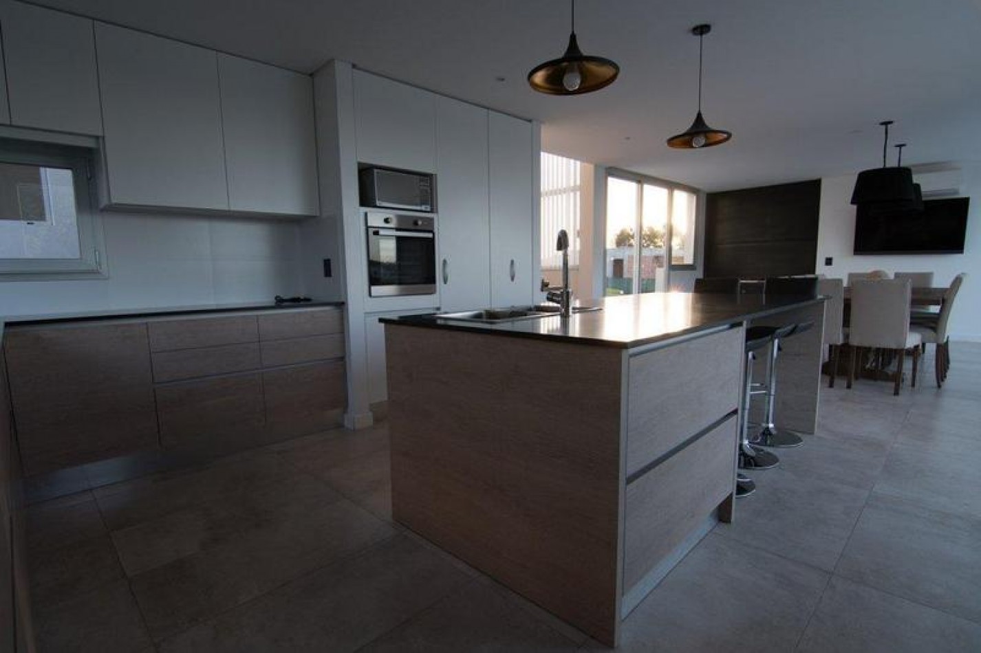 Casa contemporanea con 4 dormitorios barrio privado Arenas del Sur