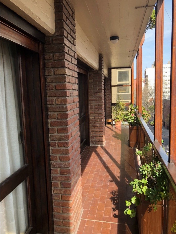 Amplio Piso reciclado 4 ambientes mas dependencia con baño privado La Perla