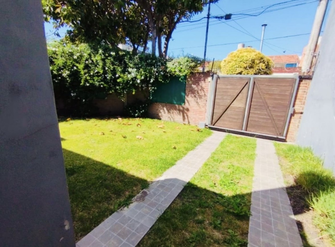 Casa 4 ambientes, jardin y garage para 2 vehiculos barrio San Jose