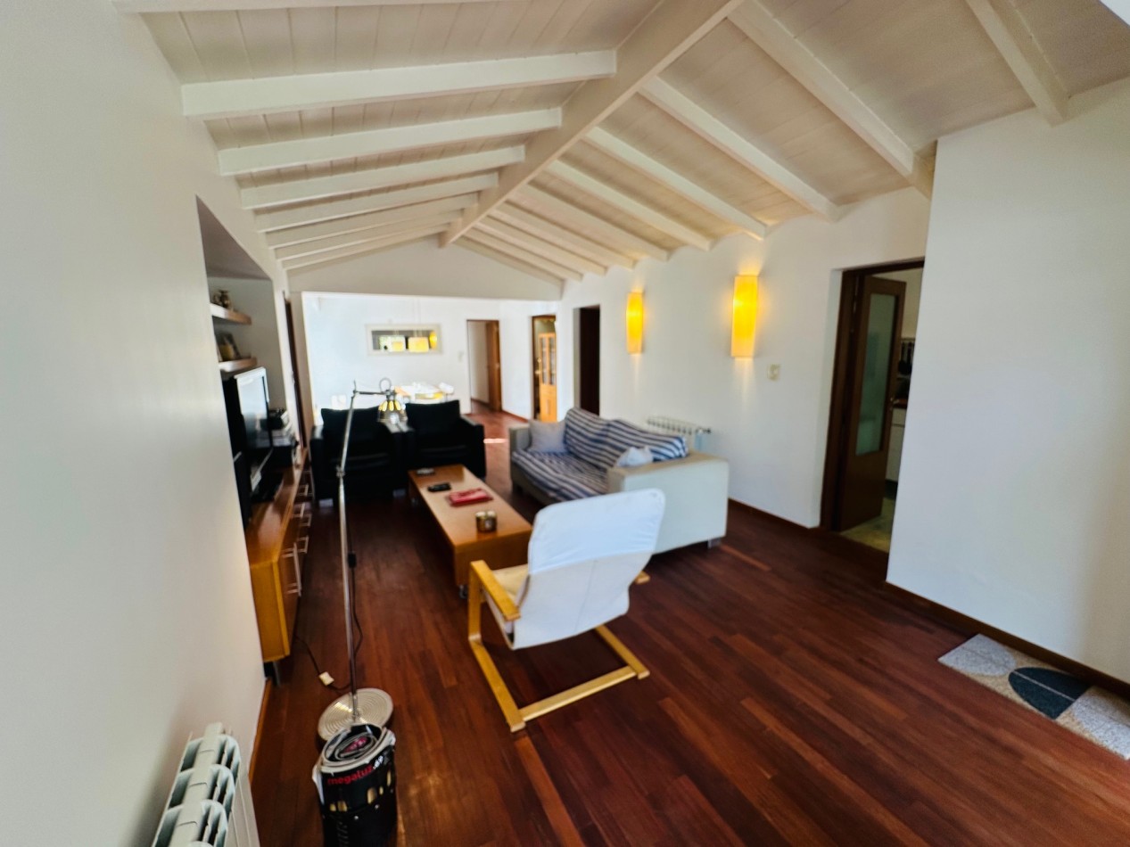Casa moderna desarrollada en dos plantas barrio Los Troncos