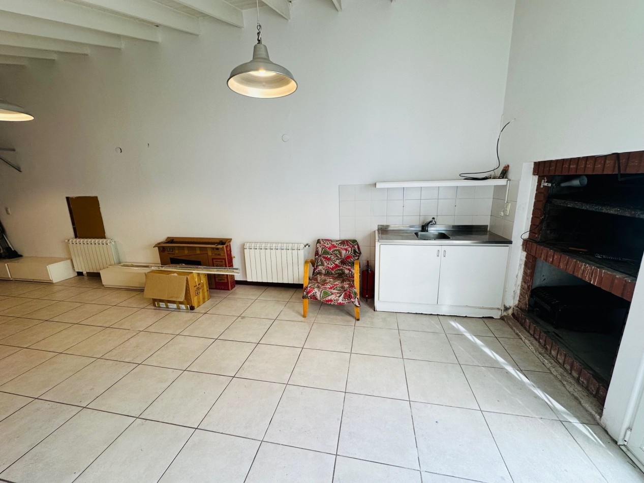 Casa moderna desarrollada en dos plantas barrio Los Troncos