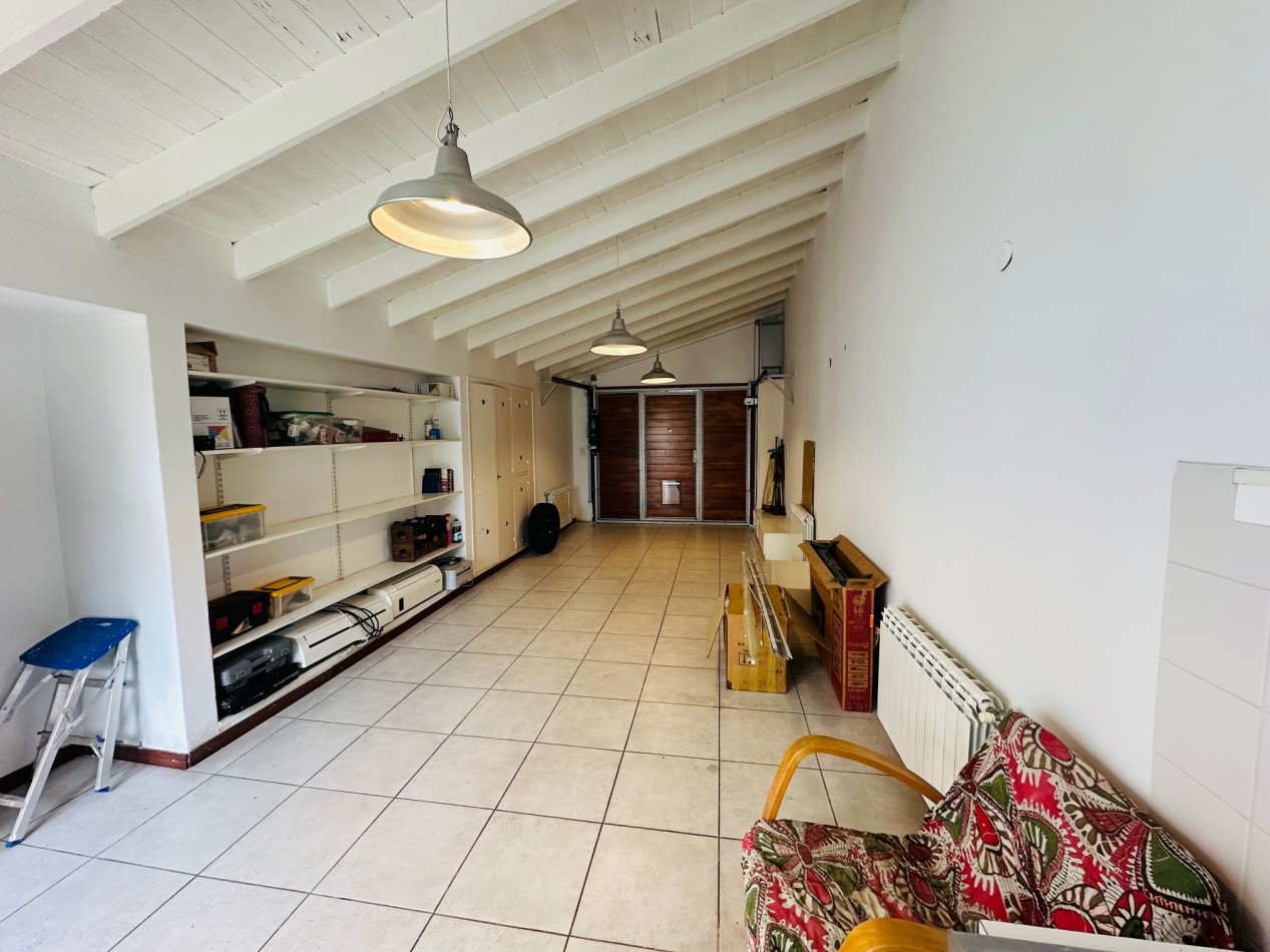 Casa moderna desarrollada en dos plantas barrio Los Troncos