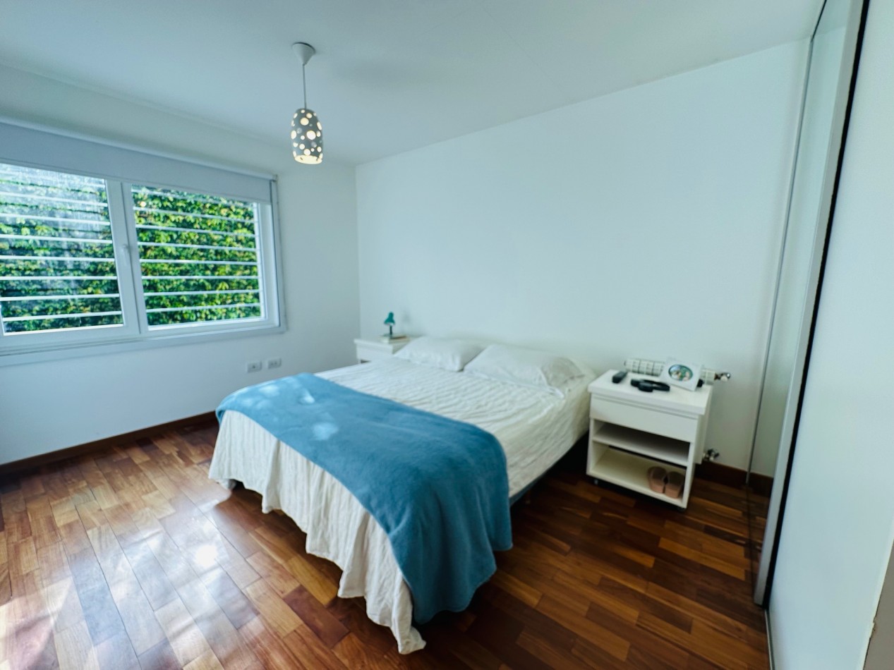 Casa moderna desarrollada en dos plantas barrio Los Troncos