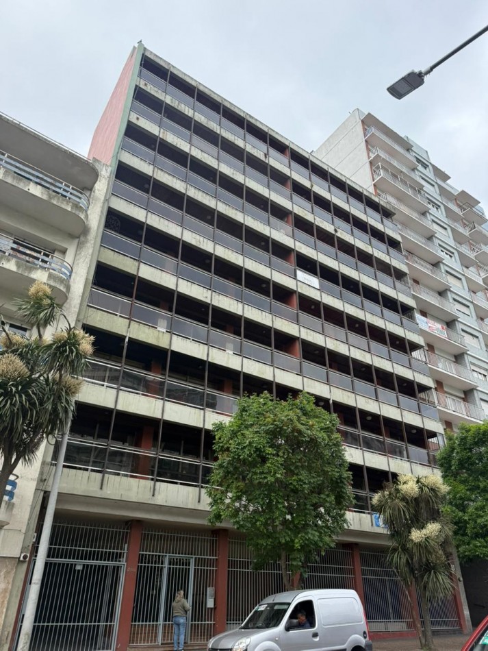 Amplio Semipiso 4 ambientes con 2 Cocheras y baulera Macrocentro