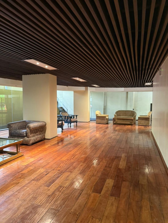 Amplio Semipiso 4 ambientes con 2 Cocheras y baulera Macrocentro