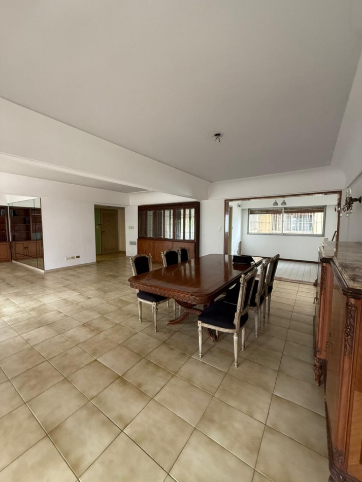 Amplio Semipiso 4 ambientes con 2 Cocheras y baulera Macrocentro