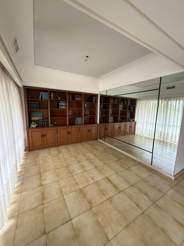 Amplio Semipiso 4 ambientes con 2 Cocheras y baulera Macrocentro