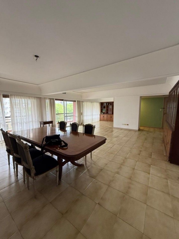 Amplio Semipiso 4 ambientes con 2 Cocheras y baulera Macrocentro