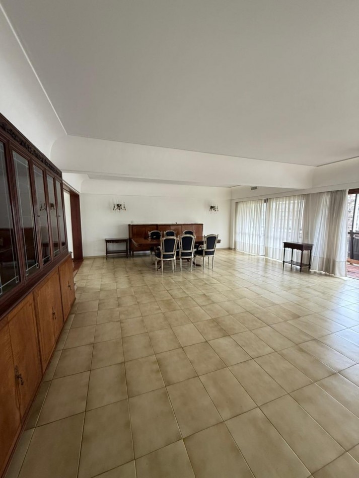 Amplio Semipiso 4 ambientes con 2 Cocheras y baulera Macrocentro