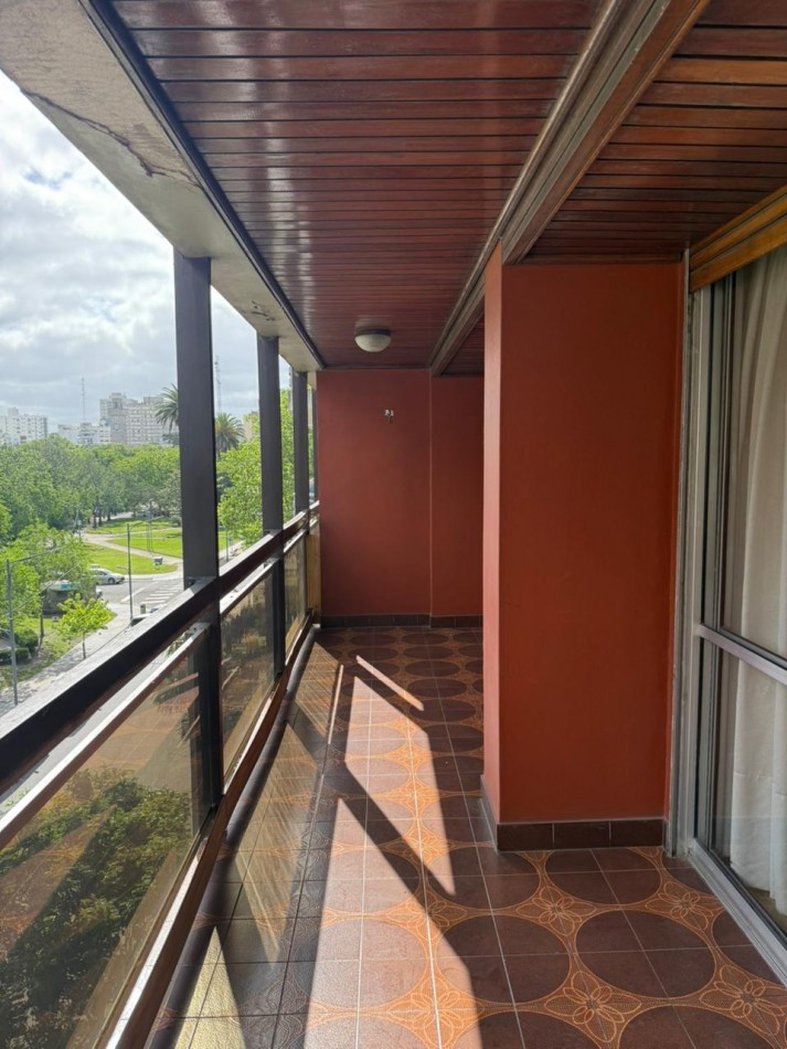 Amplio Semipiso 4 ambientes con 2 Cocheras y baulera Macrocentro