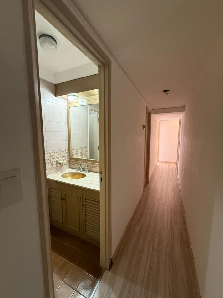 Amplio Semipiso 4 ambientes con 2 Cocheras y baulera Macrocentro