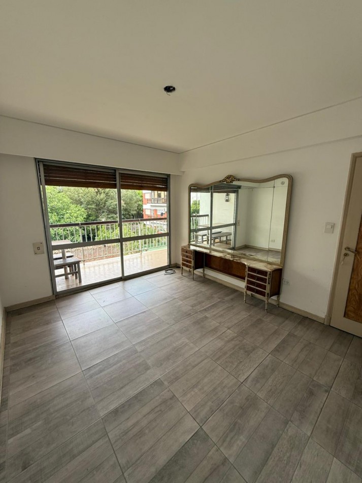 Amplio Semipiso 4 ambientes con 2 Cocheras y baulera Macrocentro