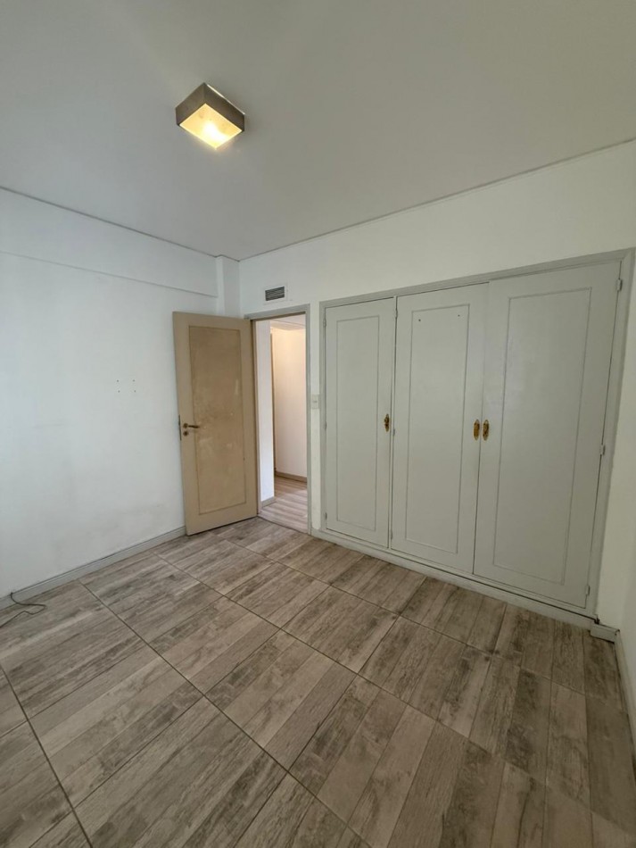 Amplio Semipiso 4 ambientes con 2 Cocheras y baulera Macrocentro