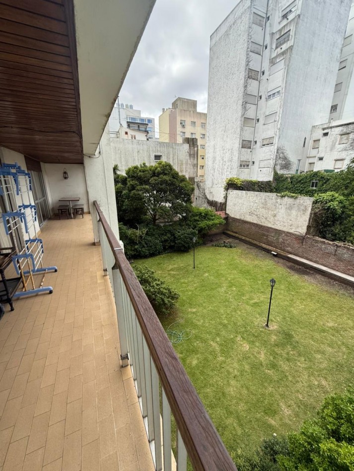 Amplio Semipiso 4 ambientes con 2 Cocheras y baulera Macrocentro