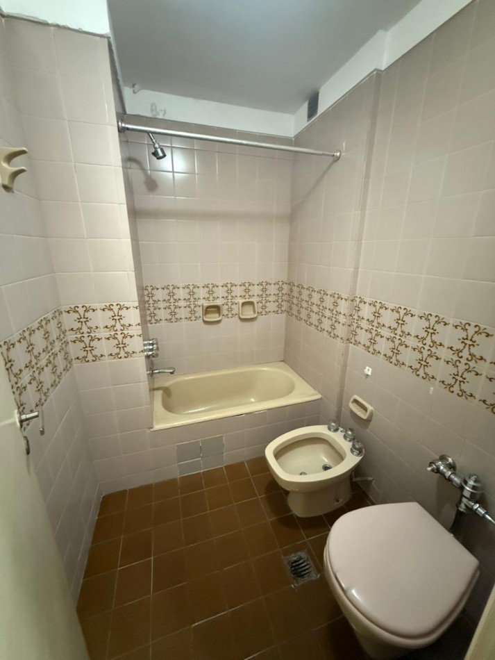 Amplio Semipiso 4 ambientes con 2 Cocheras y baulera Macrocentro