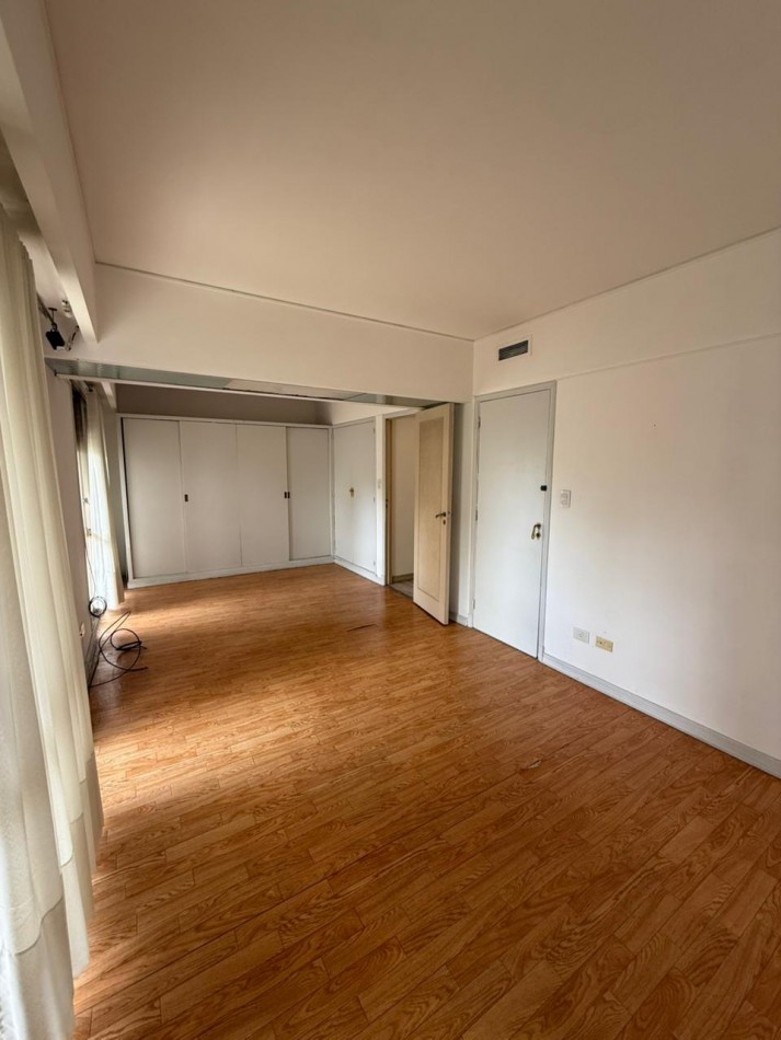 Amplio Semipiso 4 ambientes con 2 Cocheras y baulera Macrocentro