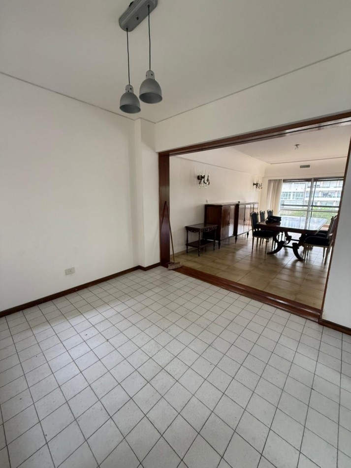 Amplio Semipiso 4 ambientes con 2 Cocheras y baulera Macrocentro