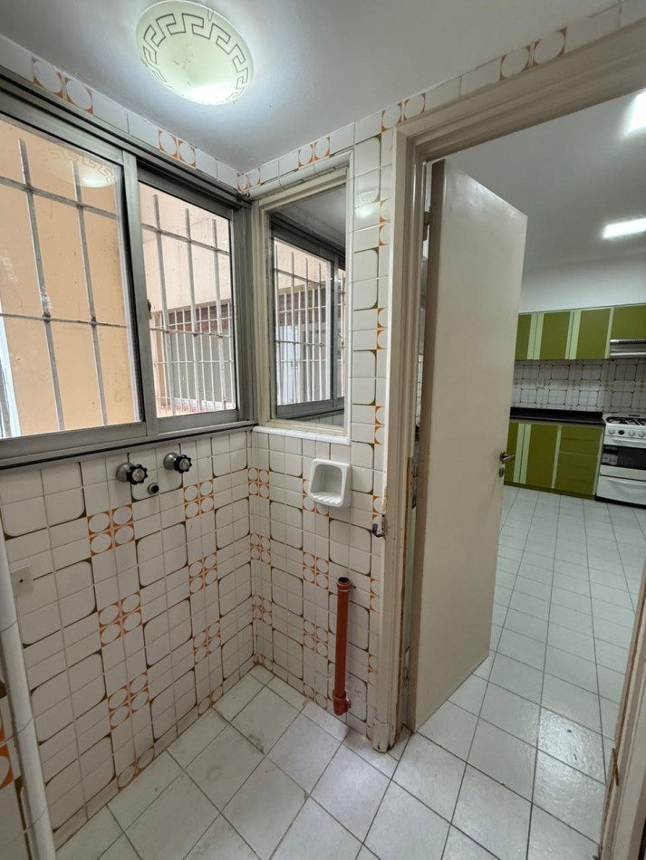 Amplio Semipiso 4 ambientes con 2 Cocheras y baulera Macrocentro