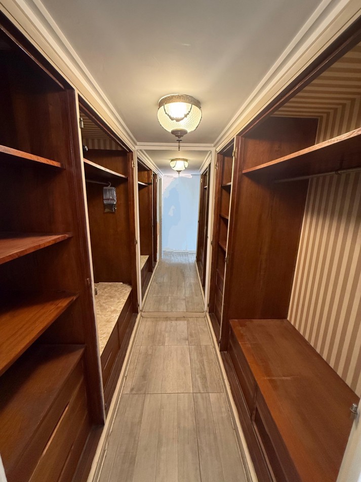 Amplio Semipiso 4 ambientes con 2 Cocheras y baulera Macrocentro