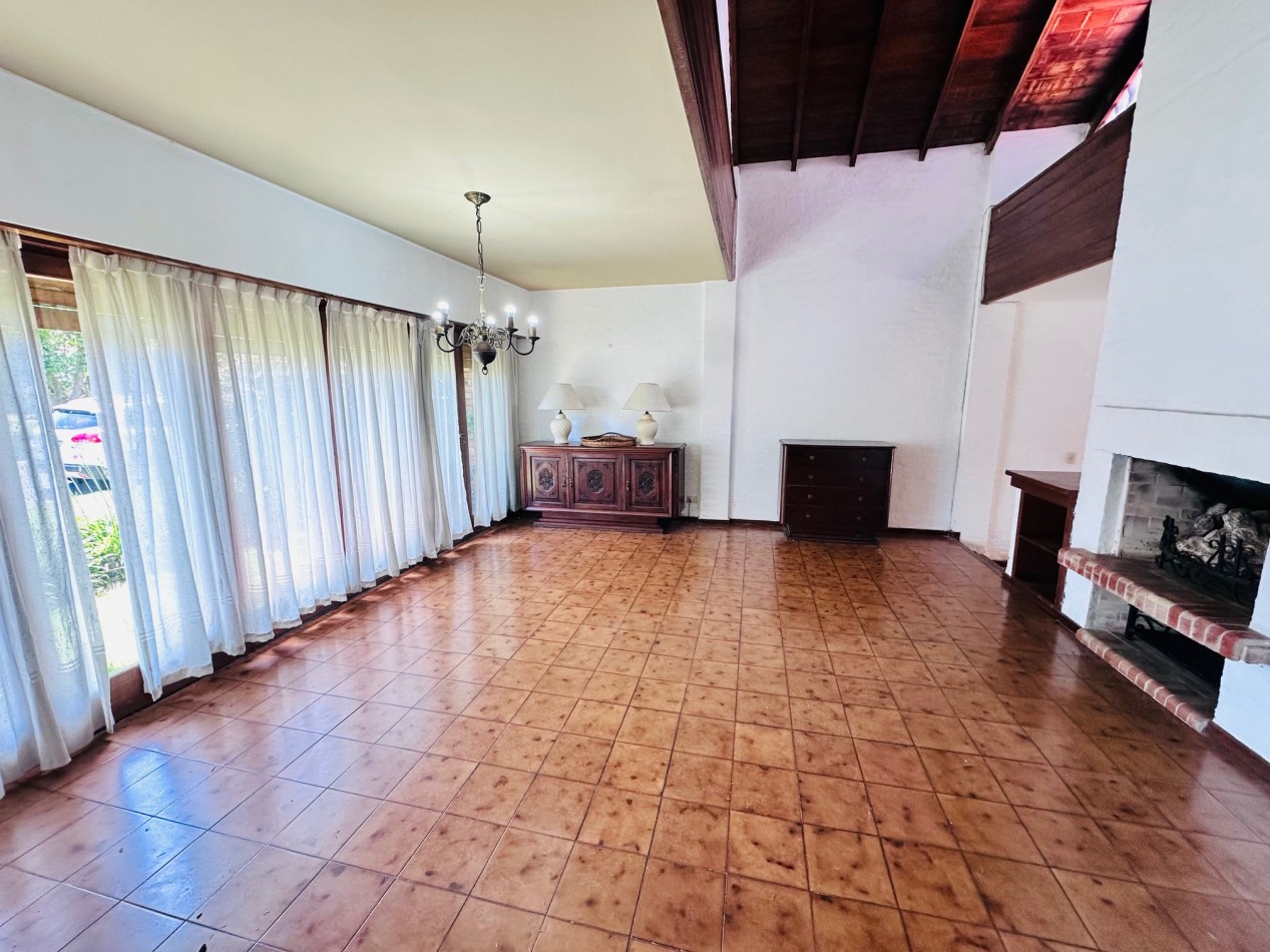 Amplia propiedad 3 dormitorios y dependencia barrio San Carlos