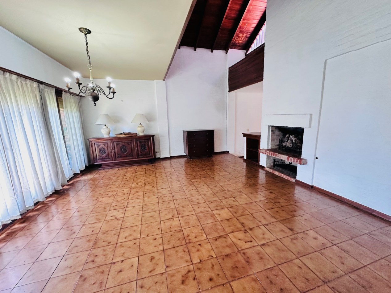 Amplia propiedad 3 dormitorios y dependencia barrio San Carlos