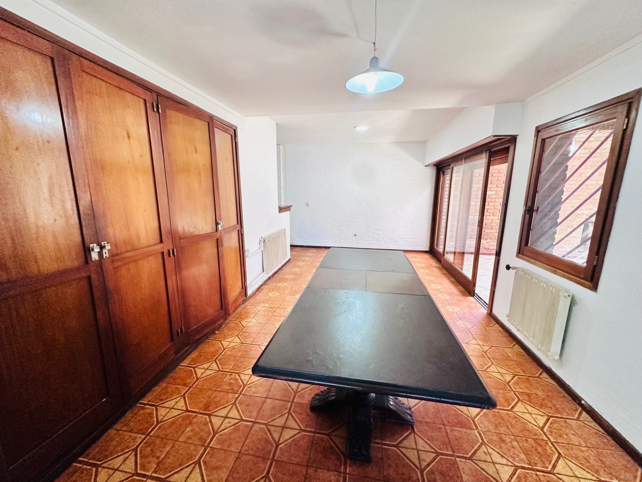 Amplia propiedad 3 dormitorios y dependencia barrio San Carlos