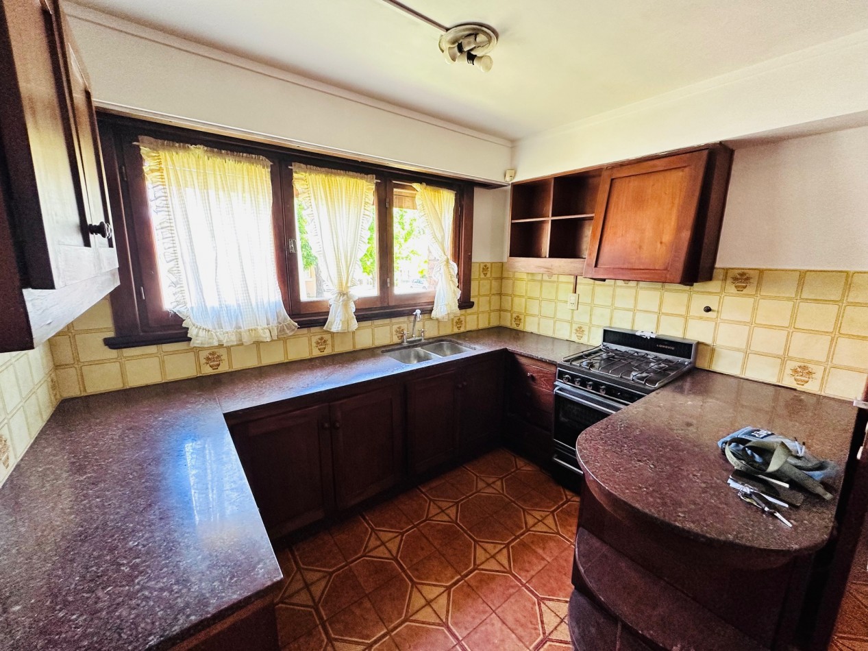 Amplia propiedad 3 dormitorios y dependencia barrio San Carlos