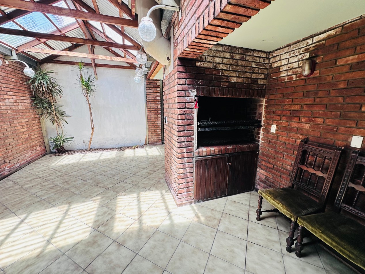 Amplia propiedad 3 dormitorios y dependencia barrio San Carlos