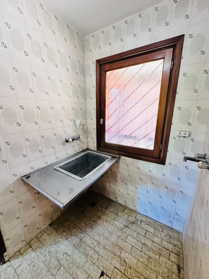 Amplia propiedad 3 dormitorios y dependencia barrio San Carlos