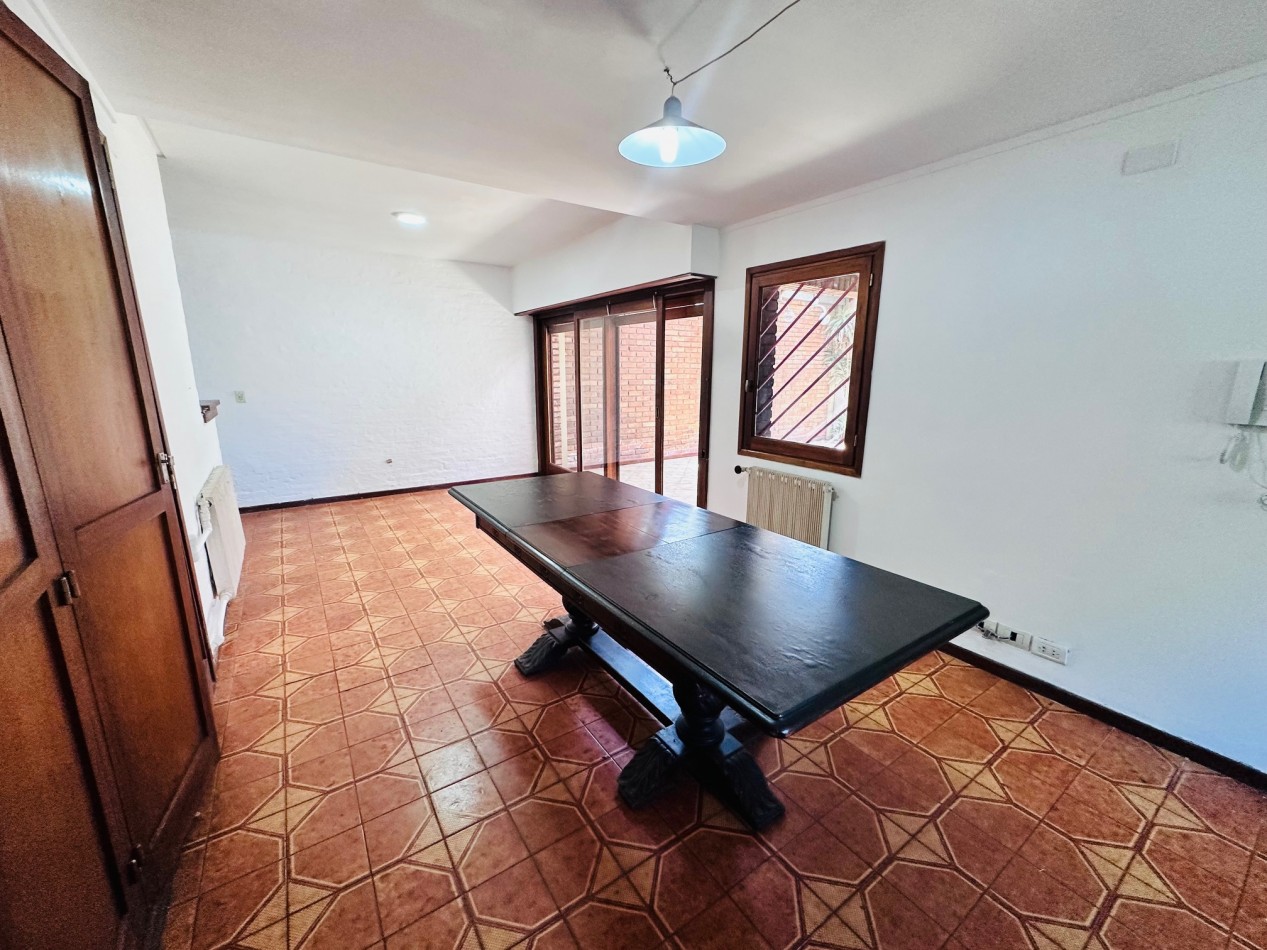 Amplia propiedad 3 dormitorios y dependencia barrio San Carlos