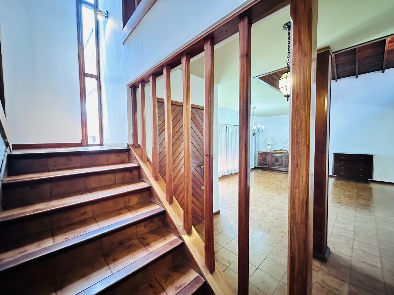 Amplia propiedad 3 dormitorios y dependencia barrio San Carlos