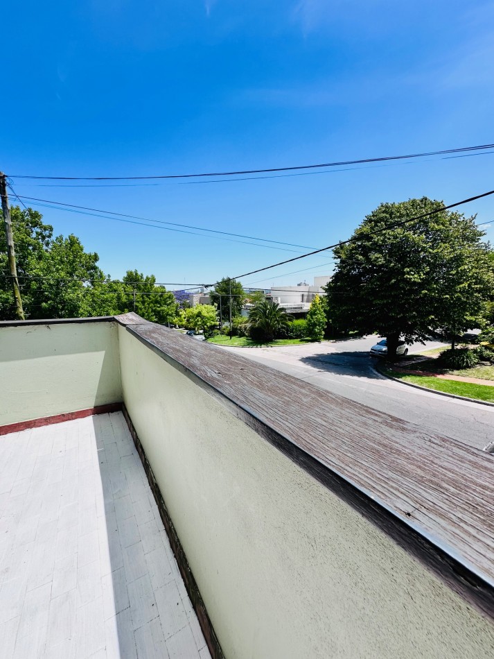 Amplia propiedad 3 dormitorios y dependencia barrio San Carlos