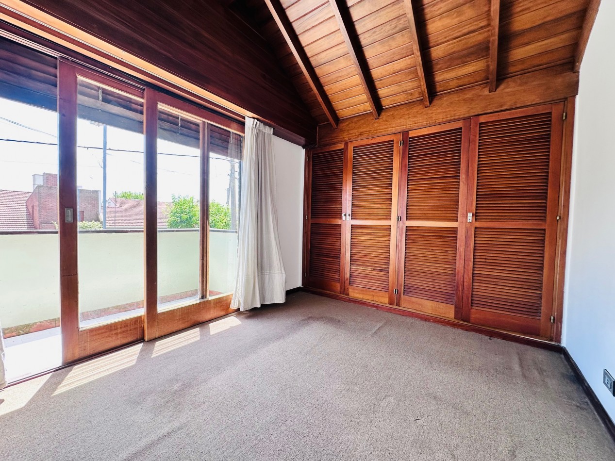 Amplia propiedad 3 dormitorios y dependencia barrio San Carlos