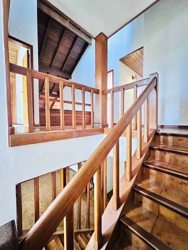 Amplia propiedad 3 dormitorios y dependencia barrio San Carlos