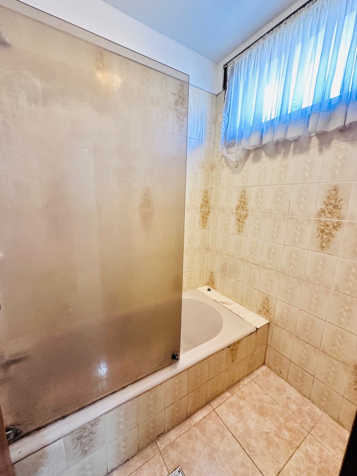 Amplia propiedad 3 dormitorios y dependencia barrio San Carlos