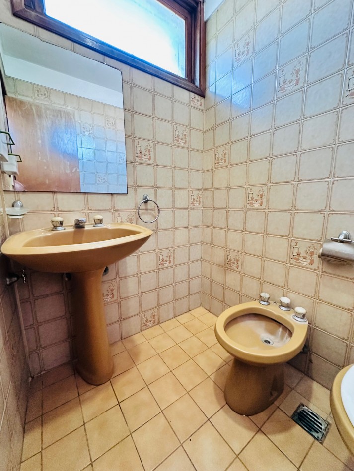 Amplia propiedad 3 dormitorios y dependencia barrio San Carlos