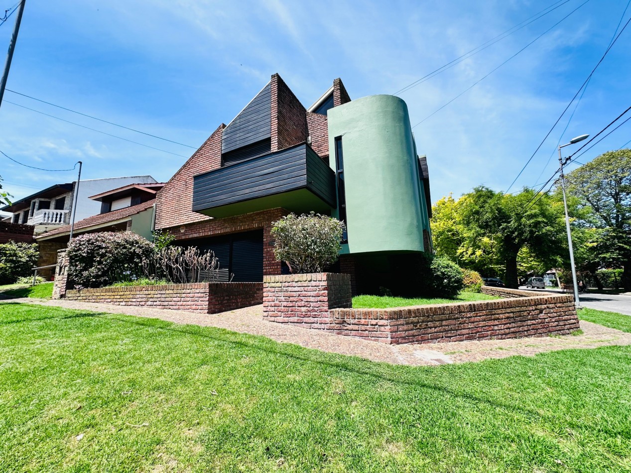 Amplia propiedad 3 dormitorios y dependencia barrio San Carlos