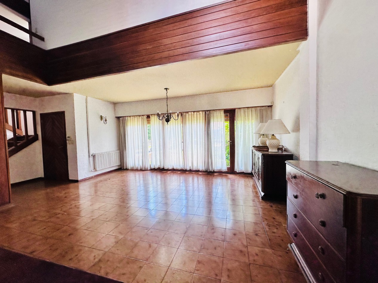 Amplia propiedad 3 dormitorios y dependencia barrio San Carlos