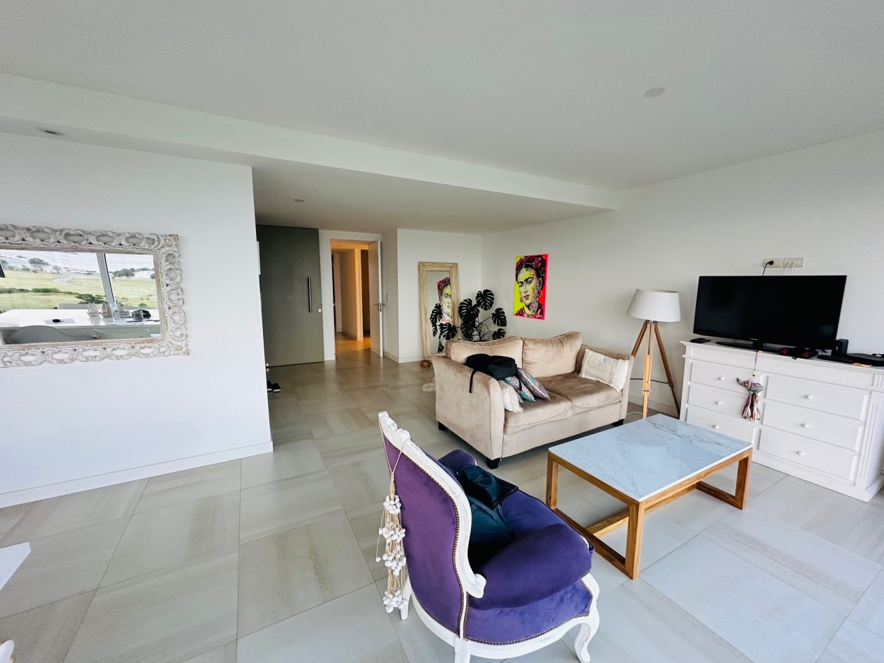 Amplio Semipiso 3 Dormitorios 2 cocheras y baulera con vista frente al mar