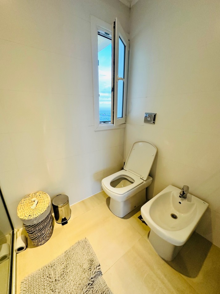 Amplio Semipiso 3 Dormitorios 2 cocheras y baulera con vista frente al mar