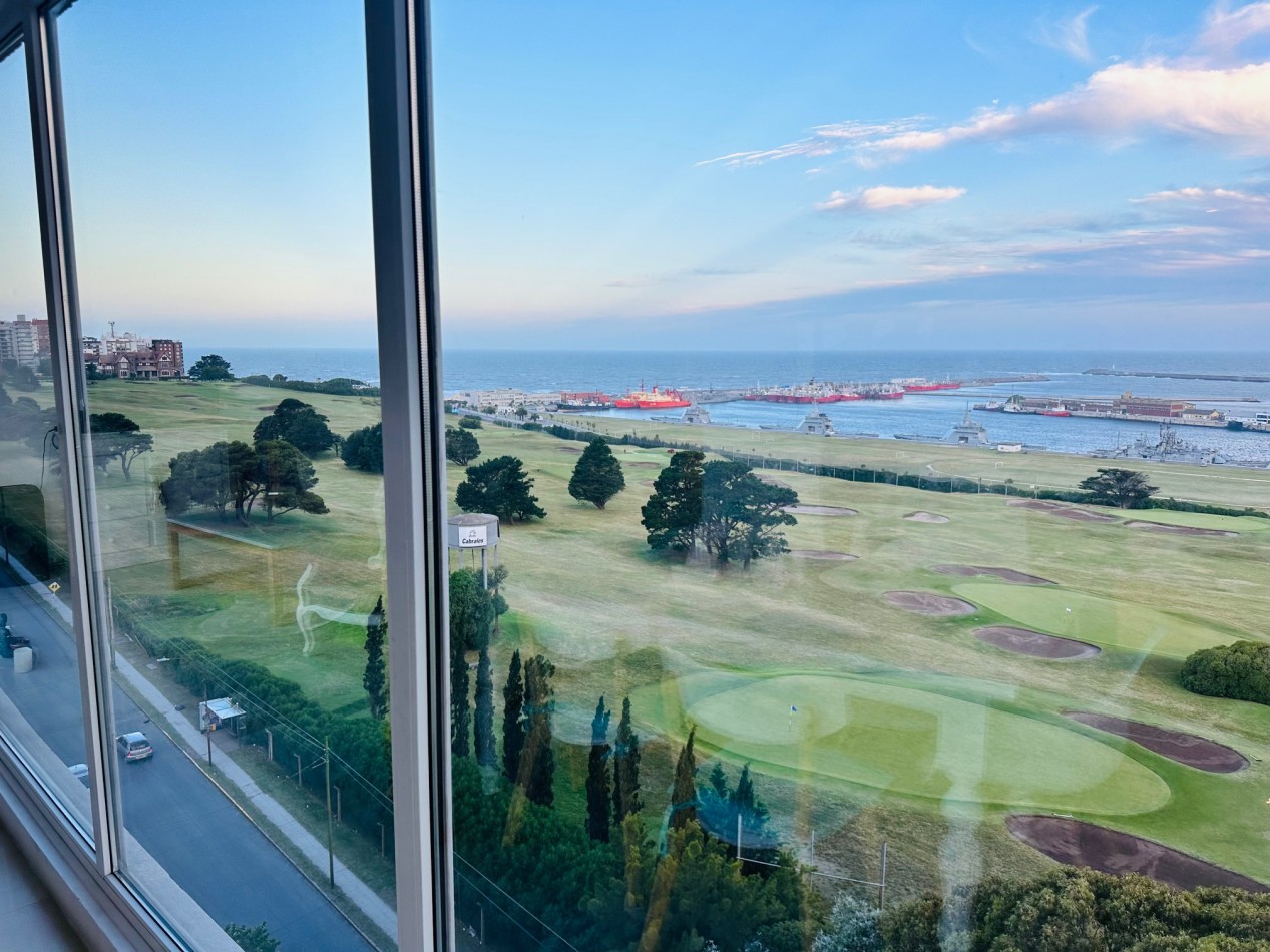 Amplio Semipiso 3 Dormitorios 2 cocheras y baulera con vista frente al mar