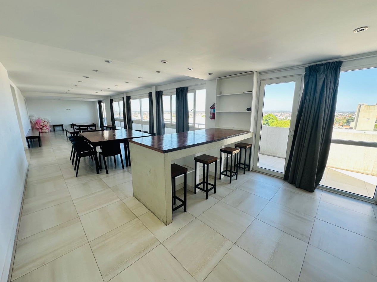 Amplio Semipiso 3 Dormitorios 2 cocheras y baulera con vista frente al mar