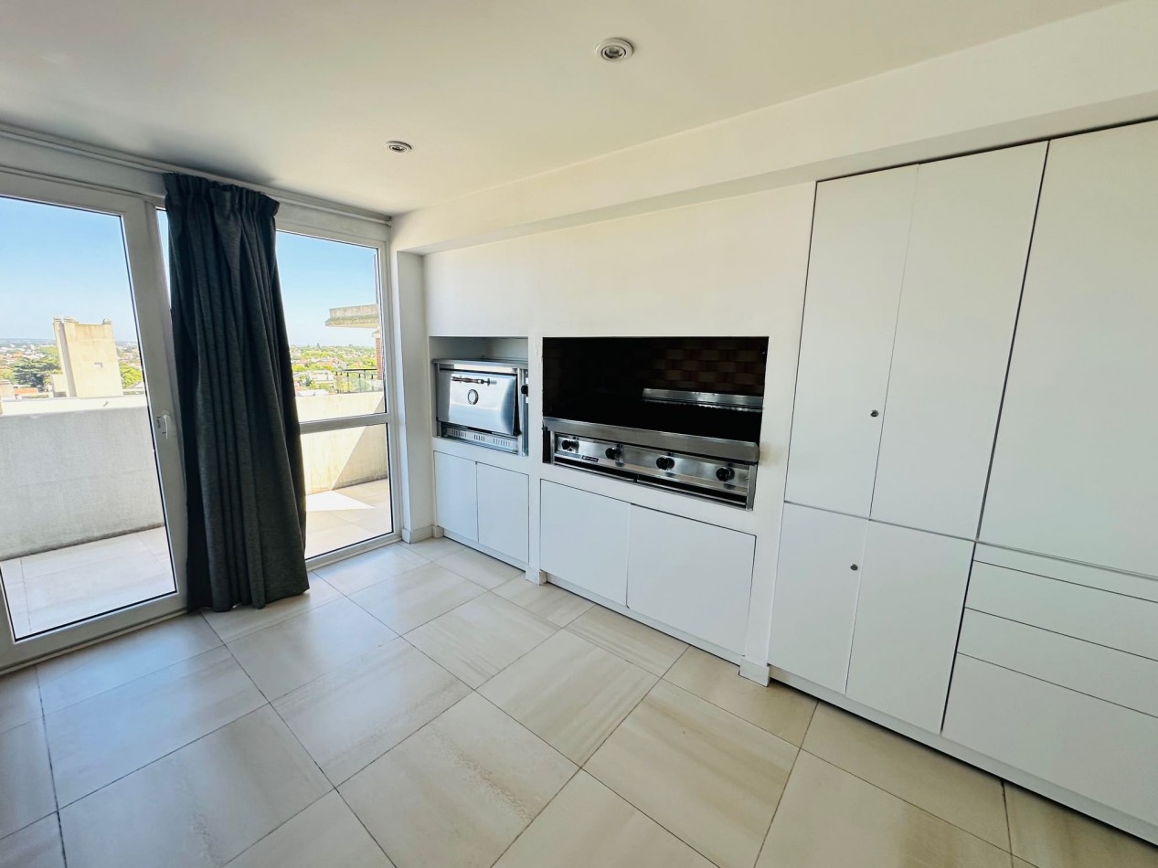 Amplio Semipiso 3 Dormitorios 2 cocheras y baulera con vista frente al mar